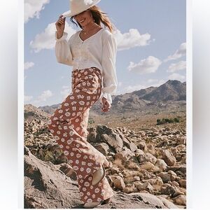 NWOT Wrangler High Rise Fierce Flare Jeans in Daisy Print Size 8